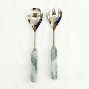 Servidores de ensaladas decorativos de metal chapado en plata, con mango de madera, incluye cuchara y tenedor - Product Image 3