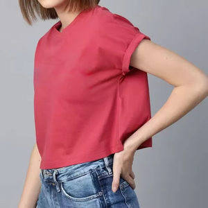 เสื้อยืดครอปแขนพับทรงทันสมัยสำหรับผู้หญิง ลดราคาสุดฮอตช่วงซัมเมอร์ OEM ผ้าฝ้ายแท้ 100% คอกลม ทรงเข้ารูปลำลอง - Product Image 3