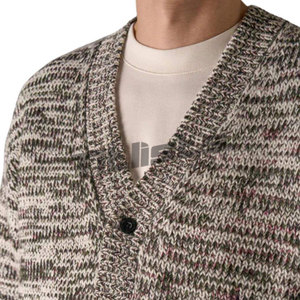Cardigans confortables pour hommes, en tissu doux et au style décontracté intemporel, conçus pour une tenue en superposition. - Product Image 3
