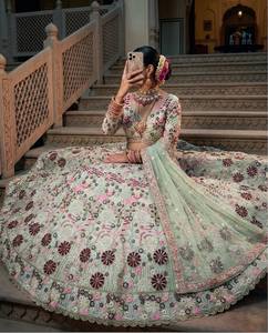 Lehenga Choli Tradicional de Lujo en Verde Menta, Bordado con Hilos Florales, para Bodas Indias y Fiestas, para Todas las Temporadas - Product Image 3