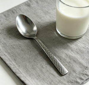 Cuillère à dîner en métal argenté avec manche floral en relief pour la maison, le restaurant et les mariages - Product Image 6