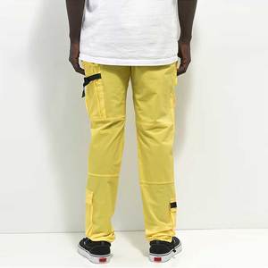 กางเกงคาร์โก้สีเหลืองน้ำหนักเบาคุณภาพสูงสำหรับผู้ชาย สไตล์สตรีทแวร์ เอวยางยืด ลำลอง มีกระเป๋าหลายช่อง ผ้าฝ้าย รับสกรีนโลโก้ - Product Image 2
