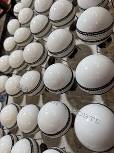 Ballons de cricket Salstar Sport de qualité supérieure en cuir de première sélection, personnalisables, couleurs blanches, conception de logo, produits de qualité supérieure - Product Image 3