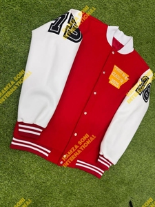 Blouson universitaire rouge et blanc pour homme, avec patchs lettres personnalisés, col rabattable, bouton unique, style streetwear décontracté, hiver, embossé sur le devant - Product Image 3