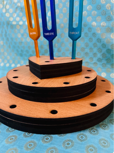 Support de diapason en bois pour la sonothérapie |   Étagère de présentation en bois naturel pour 25 fourchettes |   Guérison sonore.. - Product Image 2