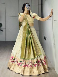 Presentando la riqueza del patrimonio de Paithani, este exquisito lehenga de seda Paithani presenta motivos coloridos y vibrantes tejidos. - Product Image 4