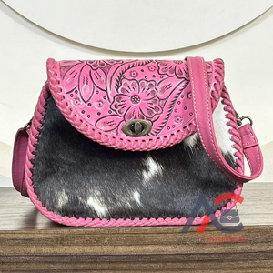 Bolso Bandolera de Cuero Vacuno Hecho a Mano Estilo Occidental con Patrón Floral Grabado, Bolso Boho Vintage para Mujer con Correa Ajustable - Product Image 1
