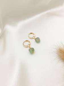 Magnifiques boucles d'oreilles Huggie Hoop en pierre de fluorite verte – Bijoux en perles de pierres précieuses naturelles avec fermoir à levier doré pour femmes, à porter au quotidien - Product Image 3