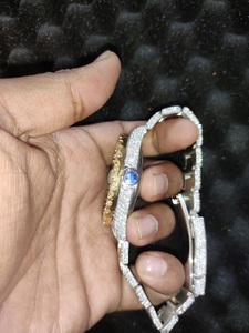 Reloj de Cuarzo con Incrustaciones de Diamantes Moissanite, Caja Redonda de 41 mm, Pantalla Analógica con Números Romanos, Cierre Desplegable de Acero Inoxidable para Hombre - Product Image 3