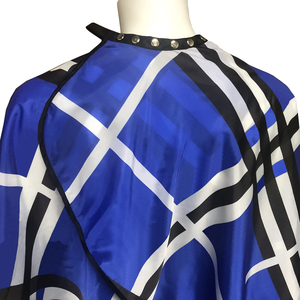 Cape de Barbier Professionnelle Haut de Gamme pour Salon, Imperméable en Polyester, Personnalisable par Sublimation, Fermeture à Boutons Pression - Product Image 3