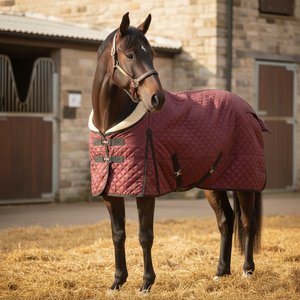 Manta acolchada para caballo color burdeos, suave forro polar con relleno, correas ajustables, cálida y cómoda manta ecuestre. - Product Image 1