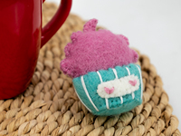 Jouet alimentaire en feutre de laine fait main, motif Cupcake d'amour, 5 cm, artisanat éthique équitable, cadeau de Saint-Valentin, décoration d'anniversaire