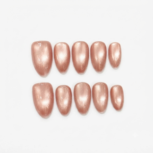 Uñas cortas de almendra Champagne Nude Gold Elegante amante femenino en Light Finger Pre-diseñado Acrílico - Product Image 1