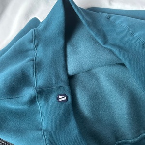 เสื้อฮู้ดดี้ผู้ชายแบบตัดเย็บสองสี ลายปะติดสไตล์สตรีทแฟชั่น พร้อมดีไซน์ลายคลื่น - Product Image 4