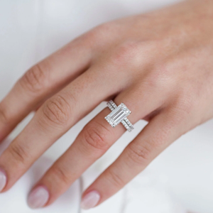 แหวนหมั้นเพชรทรงเอเมอรัลด์สำหรับผู้หญิง ทอง 14K ชุบโรเดียม ประดับเพชรแบบฝังเรียบ ดีไซน์เรขาคณิตคลาสสิก รับรองโดย IGI - Product Image 1