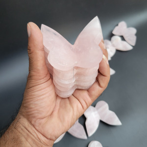 Figurine de papillon en quartz rose, pierre précieuse naturelle sculptée, ornement irrégulier en cristal pour la décoration intérieure, cadeau en gros, beauté - Product Image 3
