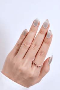 Uñas Postizas Personalizadas de ABS con Brillo Plateado, Venta al por Mayor, Fabricante OEM ODM, Forma de Almendra con Brillo Champán, Estampado Dorado, Longitud Media - Product Image 4