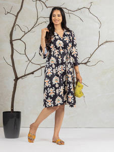 Vestido Cruzado Estampado en Blanco y Negro con Cuello Camisero, Mangas Tres Cuartos, Detalle de Lazo, Largo hasta la Rodilla, Dobladillo Acampanado, en Tela Crepé - Product Image 3