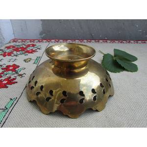 El tazón de latón para servir realza los platos tradicionales y los hace parecer aún más auténticos. La belleza clásica del latón nunca pasa de moda. - Product Image 4