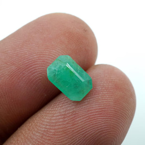 พลอยมรกตทรงเหลี่ยมเจียระไนจากรัฐราชสถาน น้ำหนัก 1.10 กะรัต ยี่ห้อ HAYAAT GEMS รับรองโดยบุคคลที่สาม ขนาด 8.5x6x3 มม. - Product Image 1