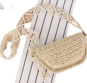 Découvrez la sophistication ultime des stations balnéaires avec ce sac en fil naturel sur mesure, doté d'un design unique avec rabat et bandoulière tissés. - Product Image 6