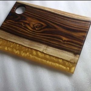Planche à découper en bois d'acacia écologique et résine époxy, artisanale de qualité supérieure, idéale pour la charcuterie, les fromages, le pain et une table élégante - Product Image 2