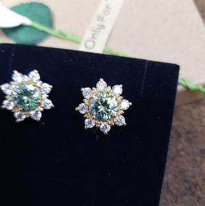 ต่างหูมอสซาไนต์ทรงกลมสีฟ้าเขียว 2 กะรัต ดีไซน์ดอกไม้ เรียบหรู เงินแท้ 925 ประดับเพชร ราคาดีที่สุด - Product Image 2