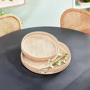 Lot économique de plateaux ronds plats artisanaux en rotin naturel et paniers de service en osier pour l'organisation du salon - Product Image 4