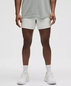 Pantalones cortos de poliéster plateados para hombre, de color sólido, cintura elástica, secado rápido, estilo casual, largo Bermuda, con franja lateral - Product Image 1