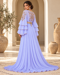 Caftan marocain Mishkat Couture lavande avec broderie de cristaux dorés, manches cloche superposées, ceinture ornée de bijoux, en velours prune, longueur maxi, pour soirée - Product Image 2