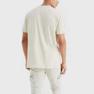 Camiseta Crema para Hombre con Estampado de Coche Rojo y Puerta Torii, Manga Corta, Cuello Redondo, Estilo Urbano, Corte Regular, Jersey de Algodón, Directo de Fábrica. - Product Image 2