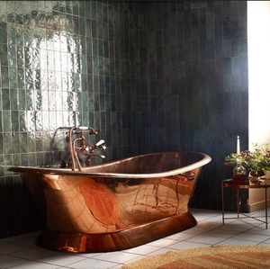 Bañera de cobre ornamentada con intrincados motivos de árboles e interior plateado. Decoración artística disponible a precios de mayorista. - Product Image 3