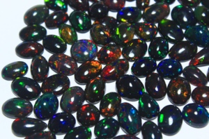 Venta al por mayor de Ópalo Etíope Negro Natural Curativo, Cabujón de Formas Mixtas (Ovalado, Pera, Cojín), Hecho a Mano para Joyería DIY con Efecto de Juego de Color - Product Image 4