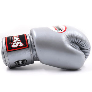Gants de boxe Sanda en cuir de vache véritable faits à la main Twins Muay Thai avec fermeture auto-agrippante et prise en main - Argent/Rouge - Product Image 3