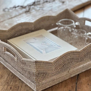 Plateau carré en rotin tressé à la main avec poignées intégrées, pièce de rangement décorative polyvalente pour la mise en scène de tables basses superposées - Product Image 3