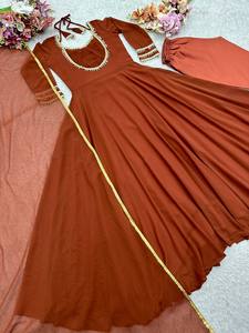 ชุดเดรสยาวแบบ Anarkali สีน้ำตาล ปักลายบนผ้าเรยอน พร้อมผ้าคลุมไหล่ ชุดประจำชาติอินเดีย-ปากีสถานสำหรับผู้หญิง - Product Image 5