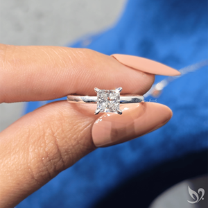 แหวนหมั้นเพชรทรงปรินเซสคัท 1 กะรัต ได้รับการรับรองจาก IGI เพชรเลี้ยงในห้องปฏิบัติการ พร้อมวงแหวนรอบเพชรแบบซ่อน ตัวเรือนทองคำขาว 10K - Product Image 5