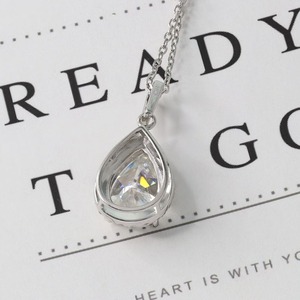 Collier pendentif solitaire en moissanite très demandé, aspect diamant, pour femme élégante, disponible à la vente - Product Image 5