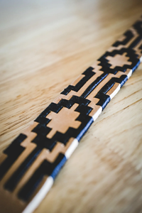 Cinturón de Polo Argentino Hecho a Mano, Cuero Marrón con Bordado Azul, Beige y Rojo - Product Image 2