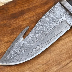Couteau de survie artisanal en acier Damas avec manche ergonomique en bois, lame fixe et étui de protection en cuir - Product Image 2