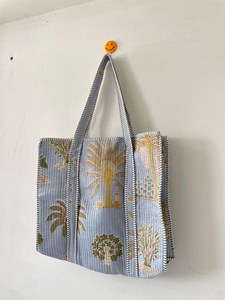Sac fourre-tout en coton matelassé style bohème, imprimé palmiers bleus, sac à bandoulière, sac de shopping ouvert, toutes saisons, écologique et réutilisable - Product Image 1