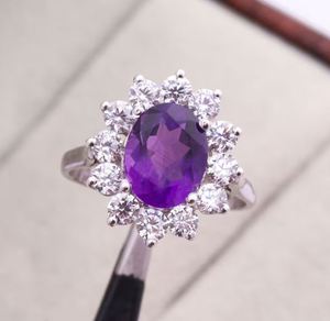 แหวนหมั้นเพชรพลอยสีม่วงทรงรีแบบออร่าธรรมชาติ ตัวเรือนเงินแท้ชุบทอง ดีไซน์คลาสสิกสำหรับผู้หญิง - Product Image 1
