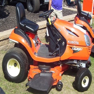 Tracteur de pelouse Kubota T2380 haut de gamme, moteur robuste, performances élevées pour une efficacité de coupe de gazon optimale, choix idéal pour les fermes. - Product Image 3