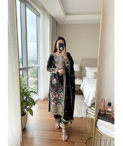 Último modelo de traje Salwar Kameez para mujer, en seda Chinon pesada con bordado elaborado, lentejuelas y pedrería hecha a mano. - Product Image 1