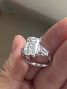 Bague de fiançailles et de mariage en moissanite de laboratoire Iced Jewelz de haute qualité, 5,90 carats, or rose 14 carats, taille émeraude, plaqué rhodium - Product Image 2