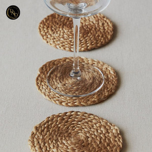 Tapis de table rond en jacinthe d'eau naturelle fait main, design écologique, durable et antidérapant - Product Image 4