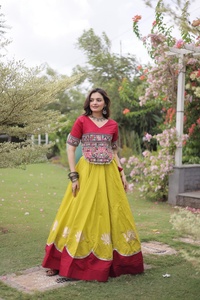 Ensemble Lehenga traditionnel pour femmes du Rajasthan, longueur ras du sol, en soie romaine, avec fleurs de lotus, travail de dentelle Gota et miroir, et haut brodé Kutchi Gamthi - Product Image 3