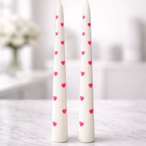 Velas Cónicas Clásicas de Cera de Soja y Parafina Blancas con Corazones Rosados y Rojos Pintados a Mano, Aroma a Vainilla, Sin Humo, para Fiestas - Product Image 1