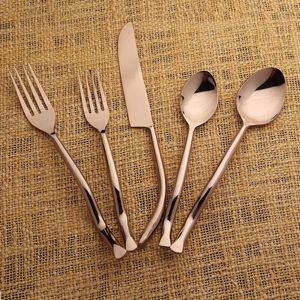Ensemble de couverts métalliques haut de gamme offrant des matériaux de première qualité, une manipulation équilibrée et un style de table impressionnant - Product Image 1