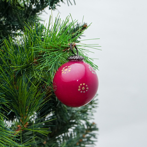 เครื่องประดับตกแต่งต้นคริสต์มาสทรงกลมลายดอกไม้สีแดงวินเทจ ทำจากแก้ว วาดลายด้วยมือ สำหรับแขวนประดับตกแต่งเทศกาล - Product Image 3